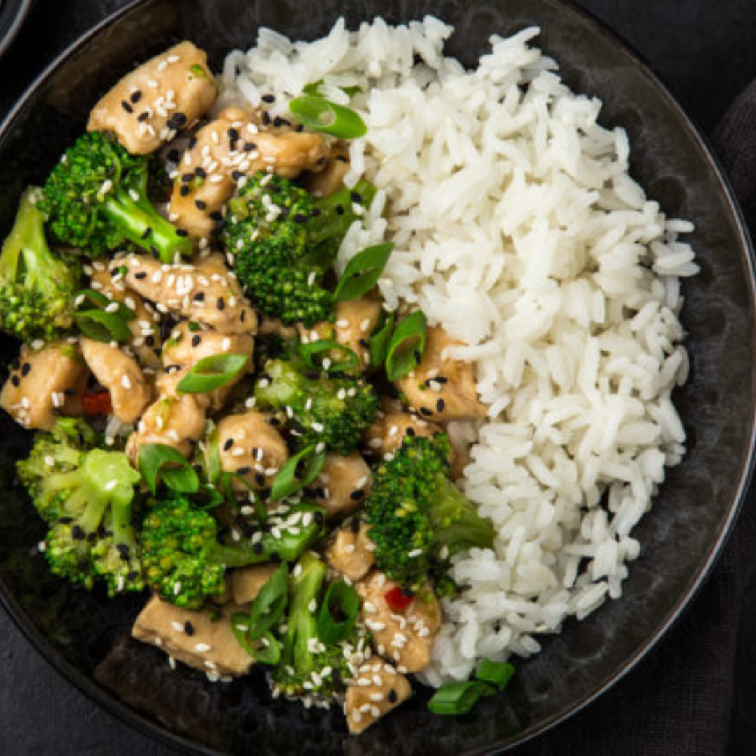 Piletina sa susamom, rižotom i brokolijem 