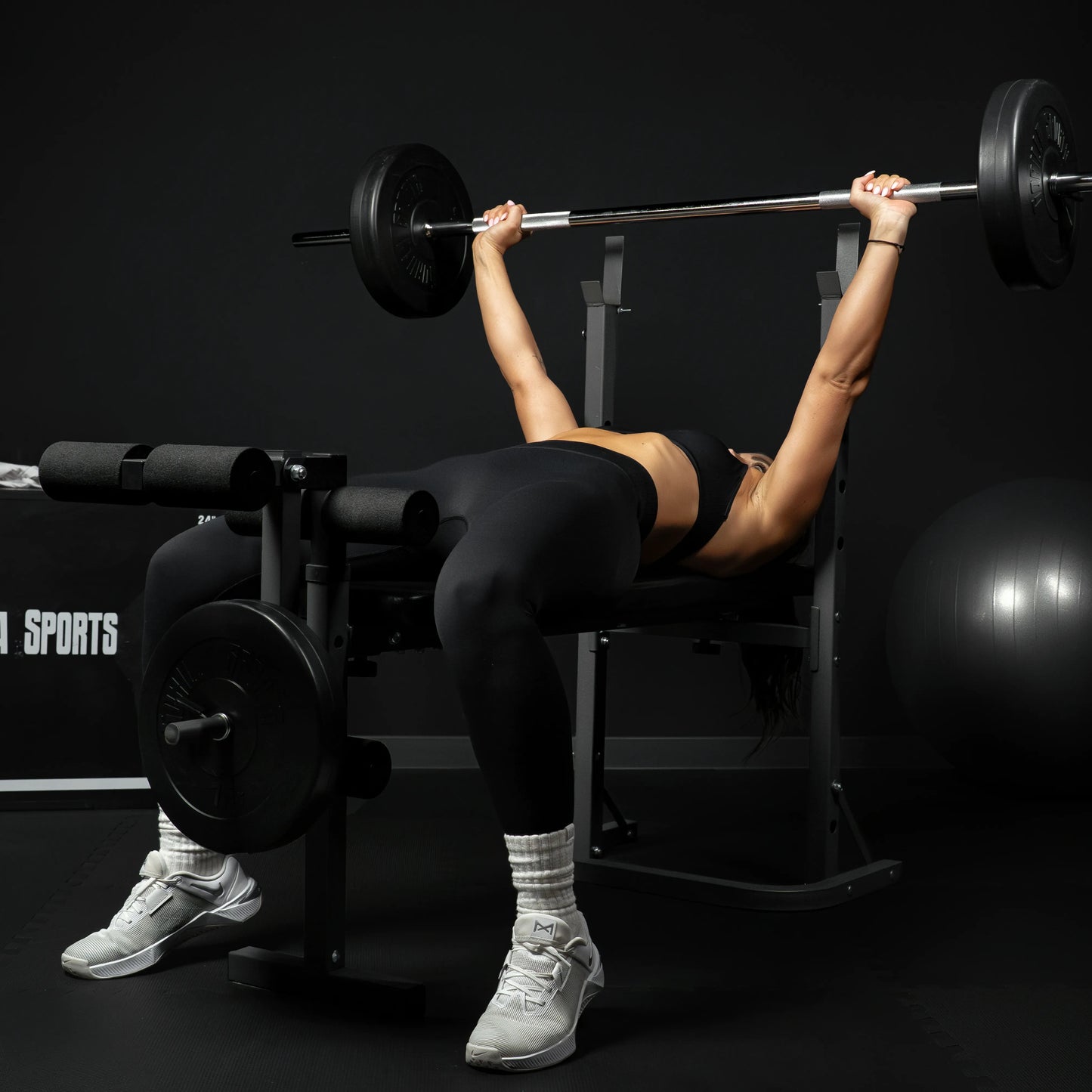 Multifunkcionalna benč klupa sa dodacima za vežbanje