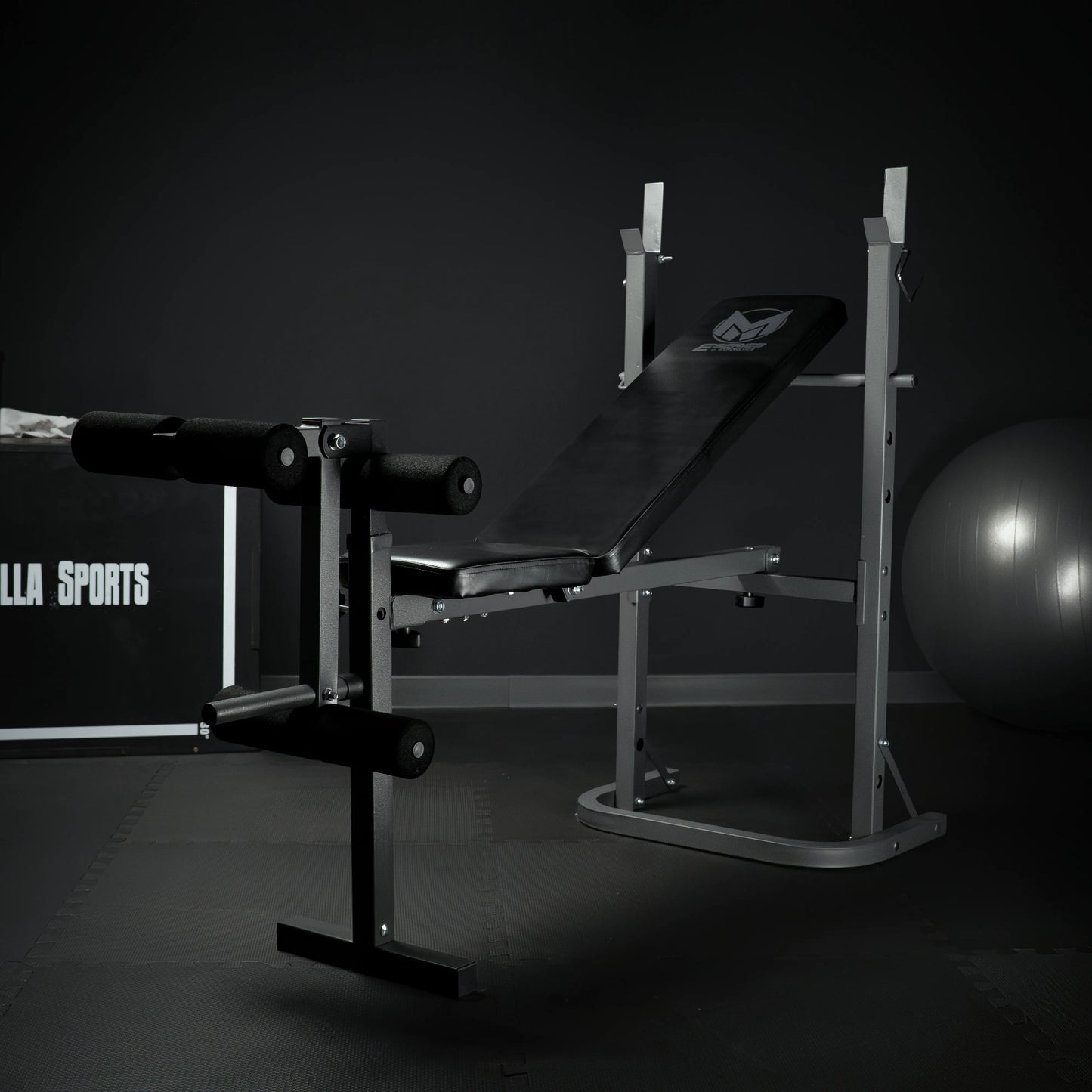 Multifunkcionalna benč klupa sa dodacima za vežbanje