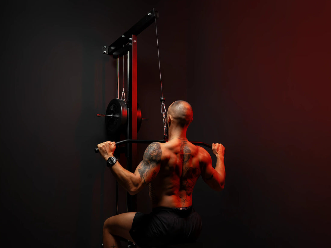 sportista tokom treninga na lat mašini u Home Gym-u
