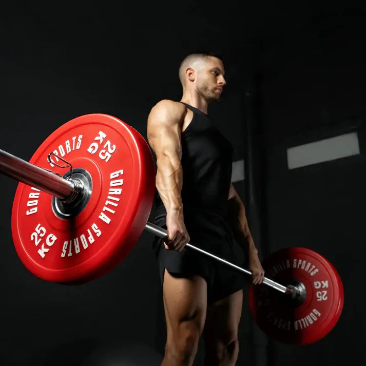 sportista tokom mrtvog dizanja sa šipkom i bumper plates od 25 kg